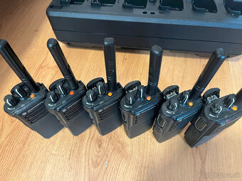 Vysielačky motorola DP4400e UHF 6ks + impres2 nabijacka - 7