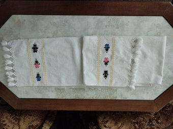 Vyšívané obrusy, závesy a zástera - 7