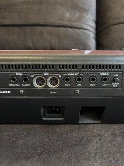 Predám KORG Pa700 - 7