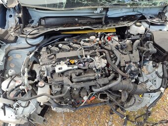 Predám havarovanú Toyota Corolla Cross 2.0 benzin+Hev 112 kW - 7