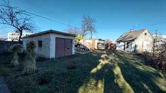 Rodinný, rozľahlý pozemok 712 m2, Sološnica, okres Malacky + - 7