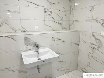 Obchodný priestor prístupný z ulice v centre mesta, novostav - 7