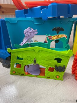 Hot wheels veľký MIX 4 boxy, doplnky, 17 aút - odber KE - 7