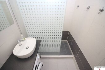 1-izb.kompletne zariadený pekný byt s balkónom s Energiami,H - 7