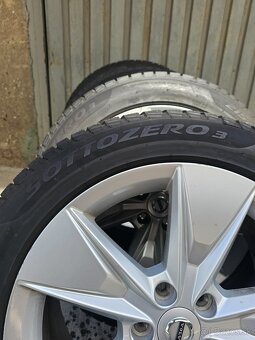 Komplet 18" zimna sada orig Volvo +zimne Pirelli 215/55 R18 - 7