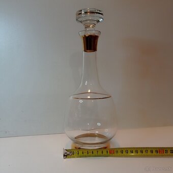 vintage sklenená karafa vo vinikajúcom stave - 7