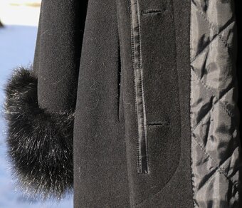 Elegantný dámsky kabát s kožušinou. - 7