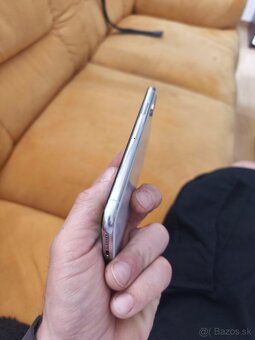 Predám iPhone x 64g - 7