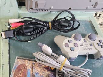 TOP STAV 》PLAYSTATION 1 + GAMEPAD + HRA 》PS1 SCPH-9002 - 7