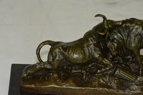 Bronzová soška - Souboj býků na mramoru - 7