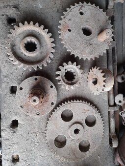 Prevodovka liatinova+slimakove čerpadlo a ozubene kolesa - 7