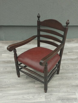 Set nízkych stoličiek s rebríkovým operadlom. - 7