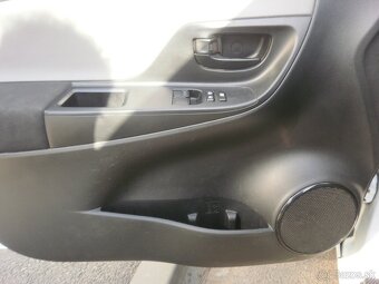 Toyota Yaris rok 2015 5 dveřova - 7