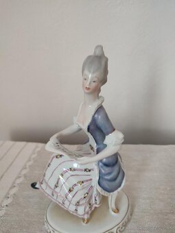 Holloháza žena s notami porcelánová soška - 7