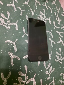 Iphone se 2020 volny v dobrom stave plne funkčný má znaky po - 7