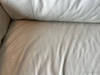 Béžová-biela kožená sedačka (IKEA) - 7
