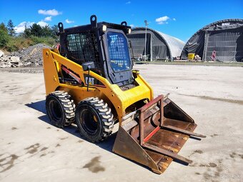 Nakladač CAT 226 - 7