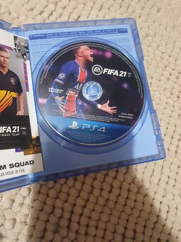 PlayStation 4 + hry – rok používaná
 - 7