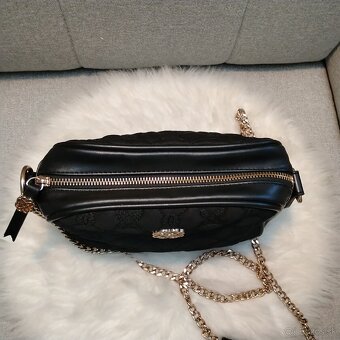 Elegantná čierna prešívaná crossbody kabelka MORGAN - 7