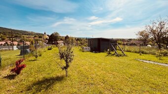 Krásny stavebný pozemok 863 m2 s chatkou - 7