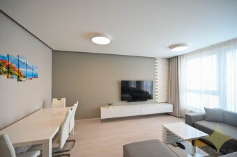 Ponúkame na predaj 3 izbový byt s garážovým státim v lokalit - 7