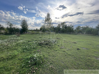 Priestranný stavebný pozemok s malým domčekom v kľudnej ča - 7