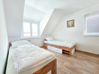 VÝRAZNÁ ZĽAVA Dom / penzión - 2 trojizbové byty plus 5 štúdi - 7