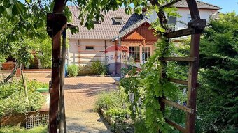 Priestranný rodinný dom s klenbovou pivnicou, altánkom a gar - 7