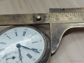 Predám funkčné strieborné hodinky Remontoir gravirované - 7