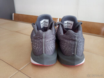 Damske bezecke tenisky NIKE Zoom Winflo 5. - 7