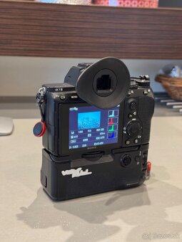 Sony A7iii + Meike A9 Grip - 7