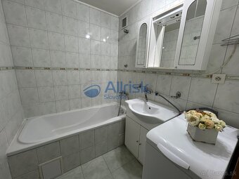 REZERVOVANÝ Priestranný zariadený 3-izbový byt s lodžiou n - 7