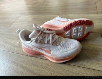 Nike Performance VOMERO 18 - 7