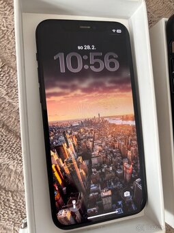 Predám IPhone 12 - 7