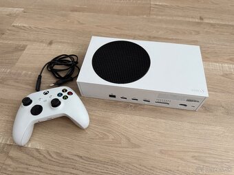 Xbox Series S — takmer nový, so psím umeleckým ovládačom - 7