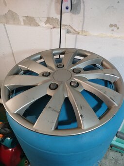 Predám zimné pneumatiky na diskoch na toyotu yaris 2017 - 7