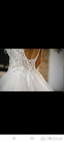 Neobyčajné svadobné šaty s odhaleným chrbtom - 7