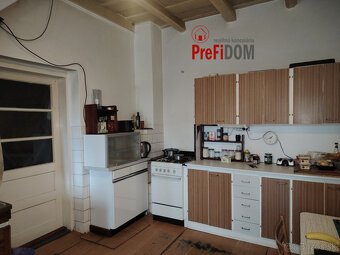 PREDAJ pekný historický dom v obci Vlkas. Pozemok 3575 m2. - 7