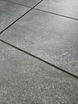 Dlažba veľkoformát 90x60, hrubka 2cm, aj na terče, antracit - 7