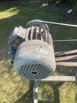 Predám cirkulárku s elektromotorom 1,7 kW na kovy/drevo - 7