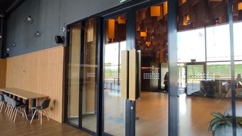 Obchodné priestory vhodné na gastro, showroom či predajňu v - 7