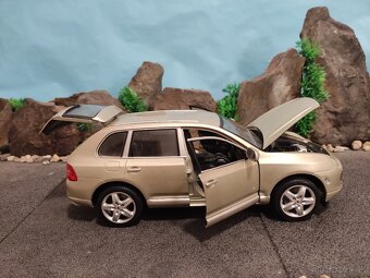 Prodám model 1:18 Porsche cayenne turbo - 7