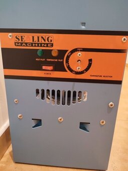 Zatavovací stroj na uzavírání kelímků do gastro provozu - 7