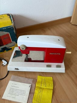 Starý, retro, detský šijací stroj - PIKO - 7