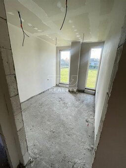 DOM ZA CENU BYTU V ROSINE , 35m2 terasa - 7