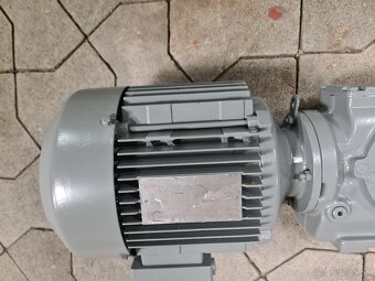 Predám šnekovú prevodovku s el.motorom 0,75kW sew 1:8,9 - 7