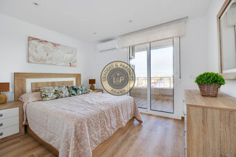 Apartmán 4+kk s balkónom a bazénom Torrevieja-Playa del Aceq - 7
