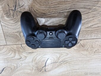 Playstation 4 - 7