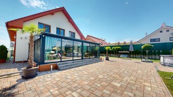 Nadštandardný RD s dvojgarážou, zimnou záhradou a podkrovím. - 7