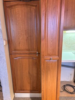 Kuchynská linka z masívu so spotrebičmi - 7